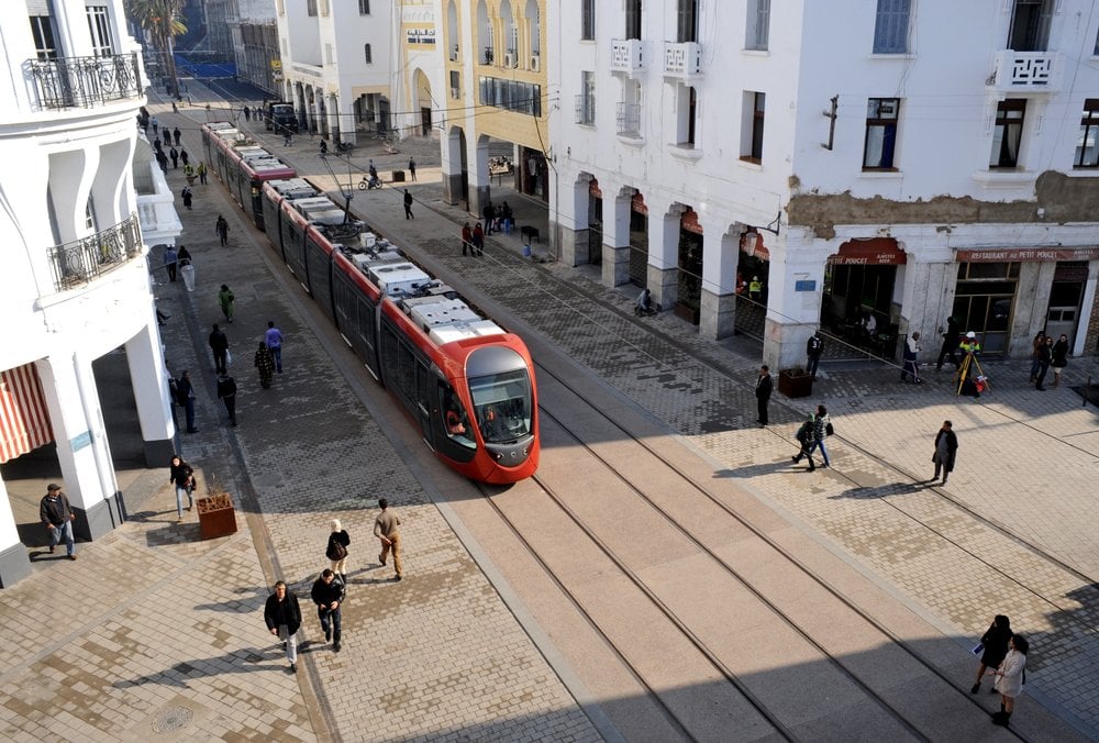 La nuova linea tramviaria di Casablanca utilizza rotaie 41 GPU di Tata l Re del Marocco Mohammed VI ha inaugurato la prima linea tramviaria di Casablanca, che è stata interamente costruita da Tata Steel rail. La linea tramviaria consiste di  7.500 tonnellate metriche (138 chilometri lineari) di rotaie scanalate 41GPU prodotte nello stabilimento ferroviario dell’azienda sito ad Hayange, Francia.
Poiché la linea di Casablanca si sviluppa attraverso aree urbane, era essenziale utilizzare nella costruzione rotaie scanalate inglobate, in modo da permettere ad automobili, pedoni e altri veicoli di attraversarle facilmente.Steel